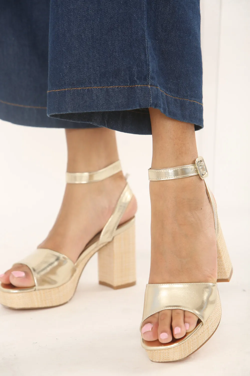 GOLD LOW PLATFORM RAFFIA BLOCK HEELS