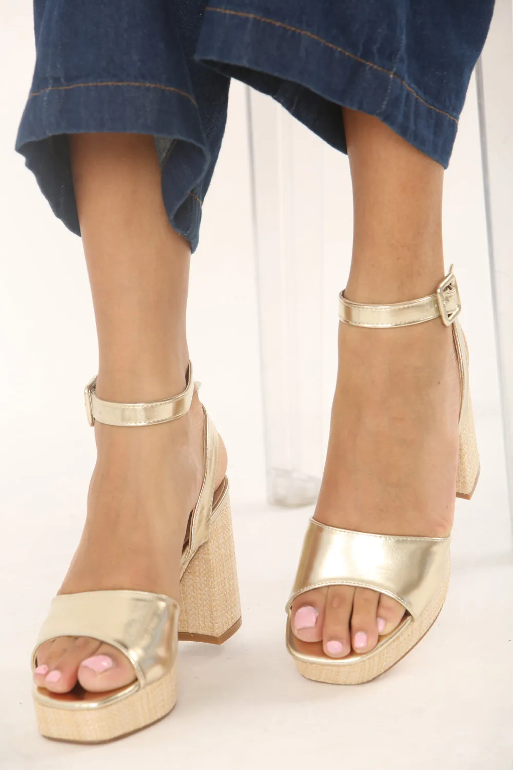 GOLD LOW PLATFORM RAFFIA BLOCK HEELS