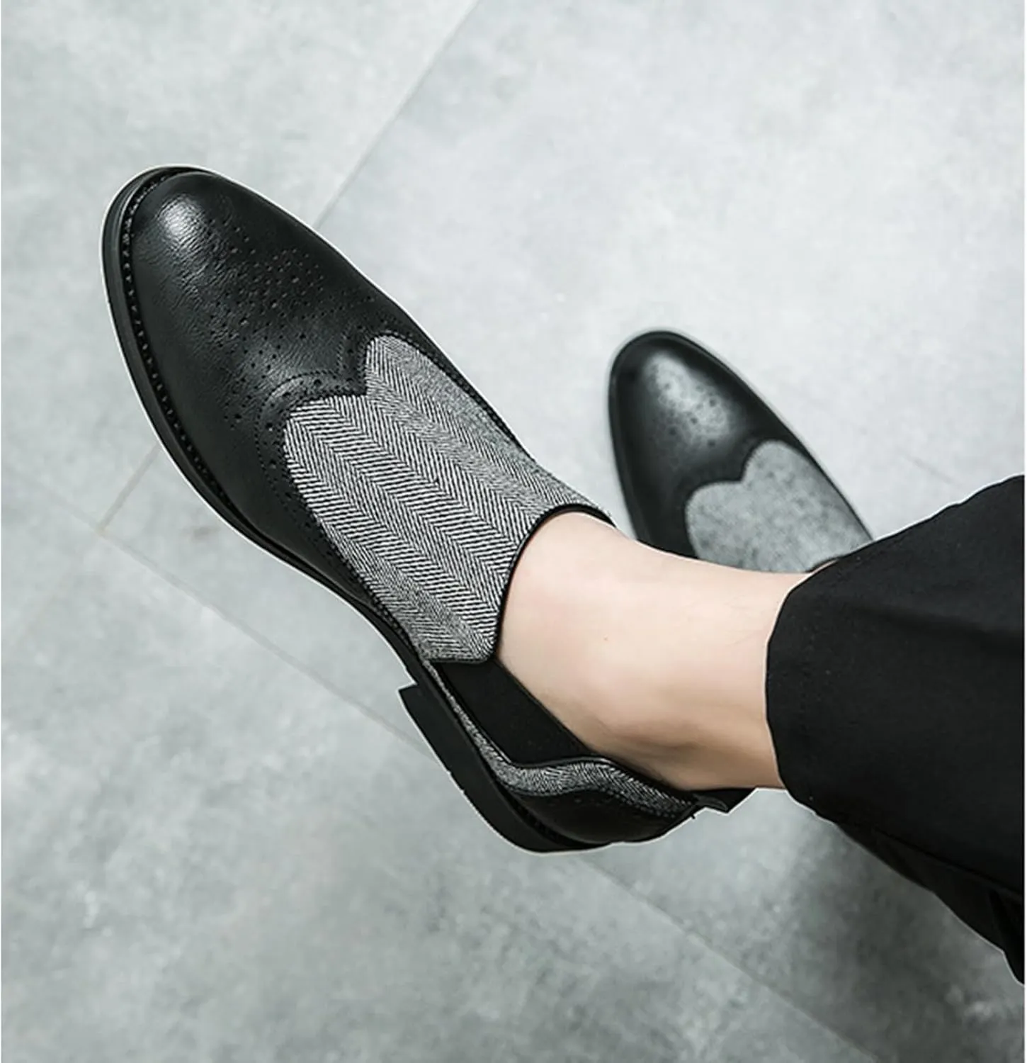 Mens Patchwork Two Tone Comfortable Slip On Dress Loafers Fashion Carving Punched Brogues Business Leather Shoes Round Toe Low Top Luxury Formal Walking Shoes