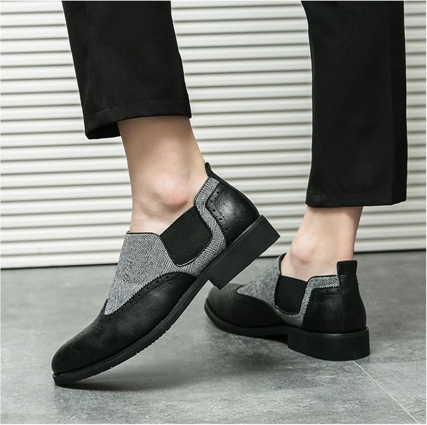 Mens Patchwork Two Tone Comfortable Slip On Dress Loafers Fashion Carving Punched Brogues Business Leather Shoes Round Toe Low Top Luxury Formal Walking Shoes