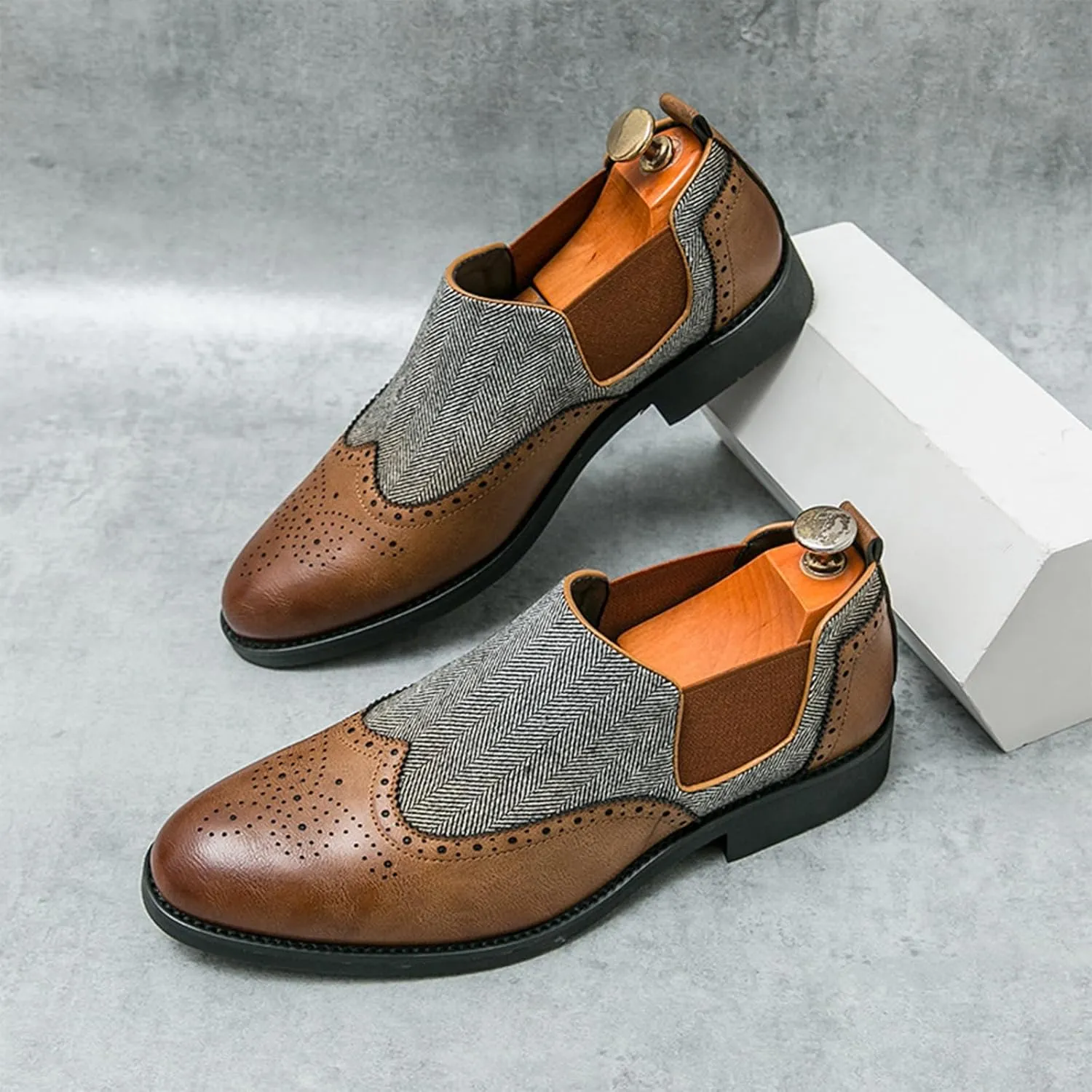 Mens Patchwork Two Tone Comfortable Slip On Dress Loafers Fashion Carving Punched Brogues Business Leather Shoes Round Toe Low Top Luxury Formal Walking Shoes